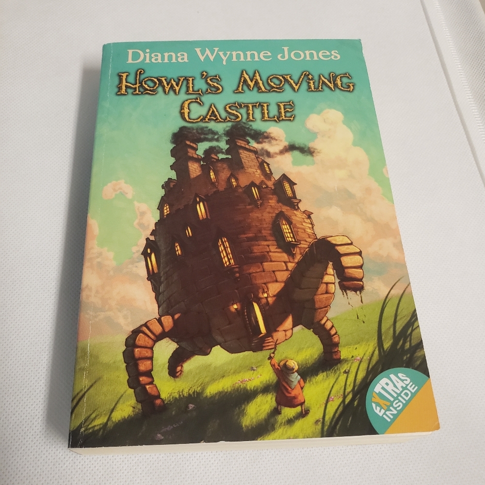 Howl's Moving Castle by Diana Wynne Jones Green Cover Paperback Soft Paper Back